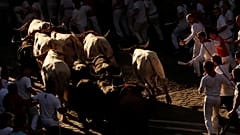 أشخاص يركضون أمام ثيران في اليوم الخامس من مهرجان سان فيرمين في مدينة بامبلونا بشمال إسبانيا  11 يوليو تموز 2019