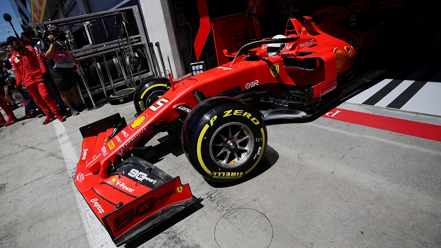 Formula 1 yarışı için İngiltere'ye götürülen Ferrari aracından 2 kaçak göçmen çıktı