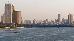 صورة لجسر فوق نهر النيل بالقاهرة
