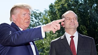Donald Trump sembra indicare la via (d'uscita?) ad Alex Acosta. (Washington, 12.7.2019).