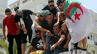 متظاهرون يتدخلون لإخماد النيران التي أضرمها رجل في نفسه