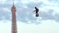 Paris: Fliegender Soldat mit Skateboard und Maschinengewehr