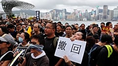 Hong Kong, in piazza contro i commercianti cinesi