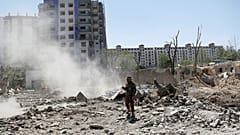 Afgan askeri, saldırı sonrası olay bölgesinde (Kabil) 