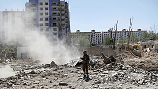 Afgan askeri, saldırı sonrası olay bölgesinde (Kabil)