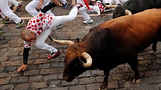 خمسة جرحى في اليوم السابع من مهرجان الركض مع الثيران بإسبانيا