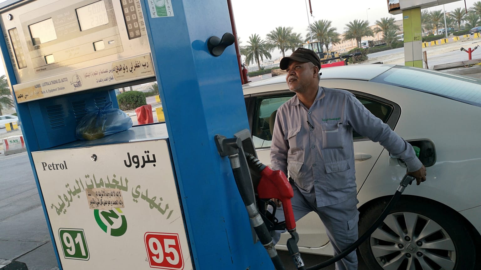 السعودية ترفع أسعار البنزين