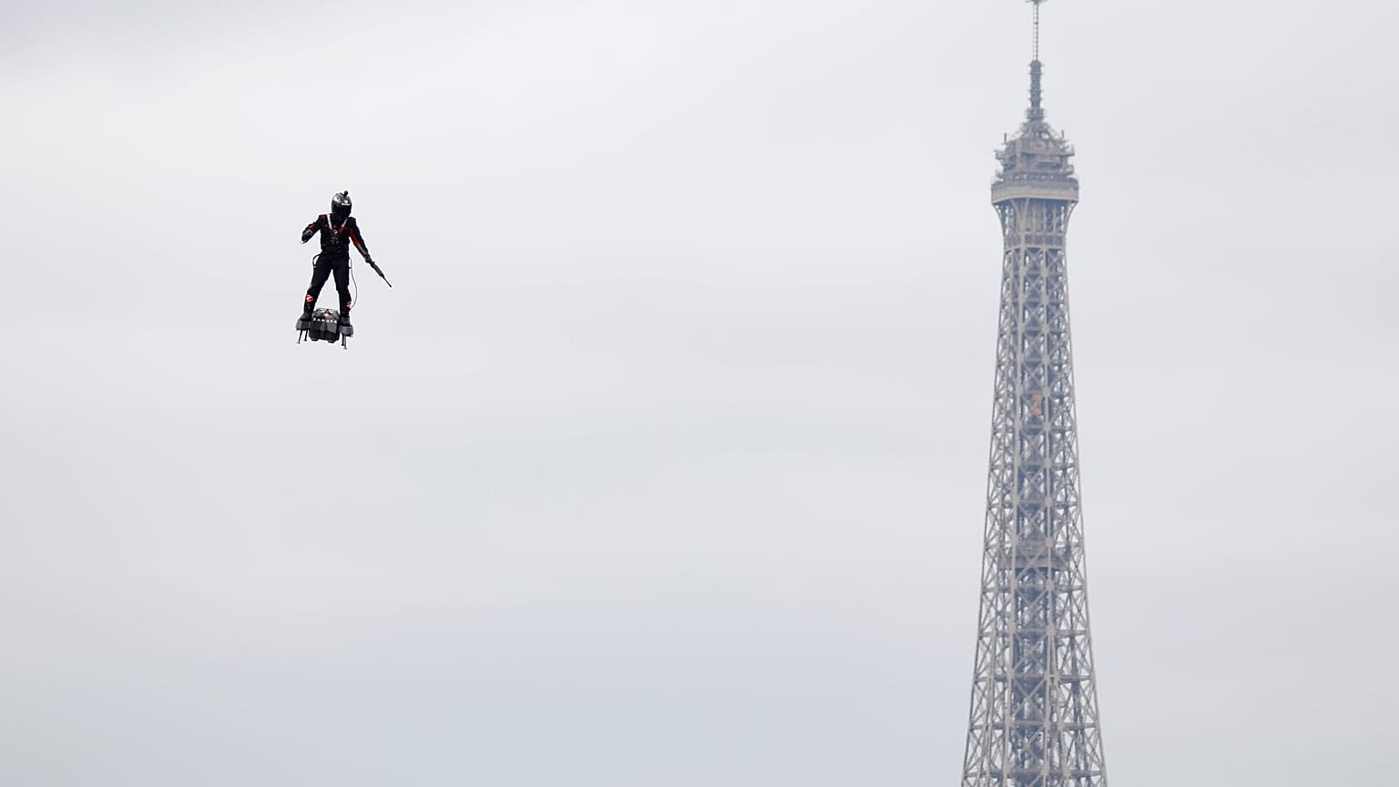 14 Temmuz Bastille Günü kutlamalarında Paris'te flyboard'lu askere yoğun ilgi