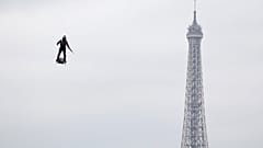 14 Temmuz Bastille Günü kutlamalarında Paris'te flyboard'lu askere yoğun ilgi