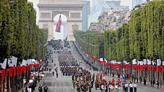 Parade in Paris: Truppen, Panzer, Pferde und ein fliegender Soldat
