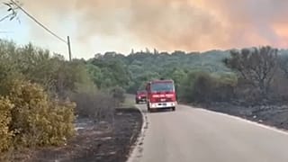 Bombeiros combatem chamas na Sardenha