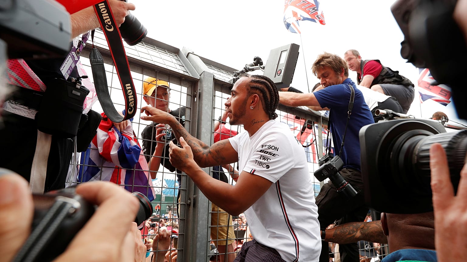Hamilton triunfa em Silverstone