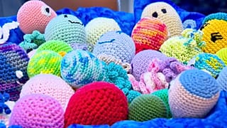 Вязаные игрушки для недоношенных деток