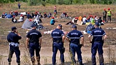 Minden egyes illegális határsértő 22 milliójába kerül a rendőrségnek - írja a Népszava