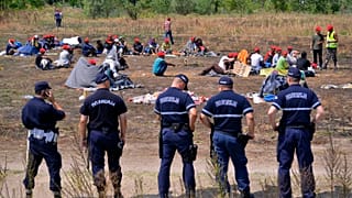 Minden egyes illegális határsértő 22 milliójába kerül a rendőrségnek - írja a Népszava