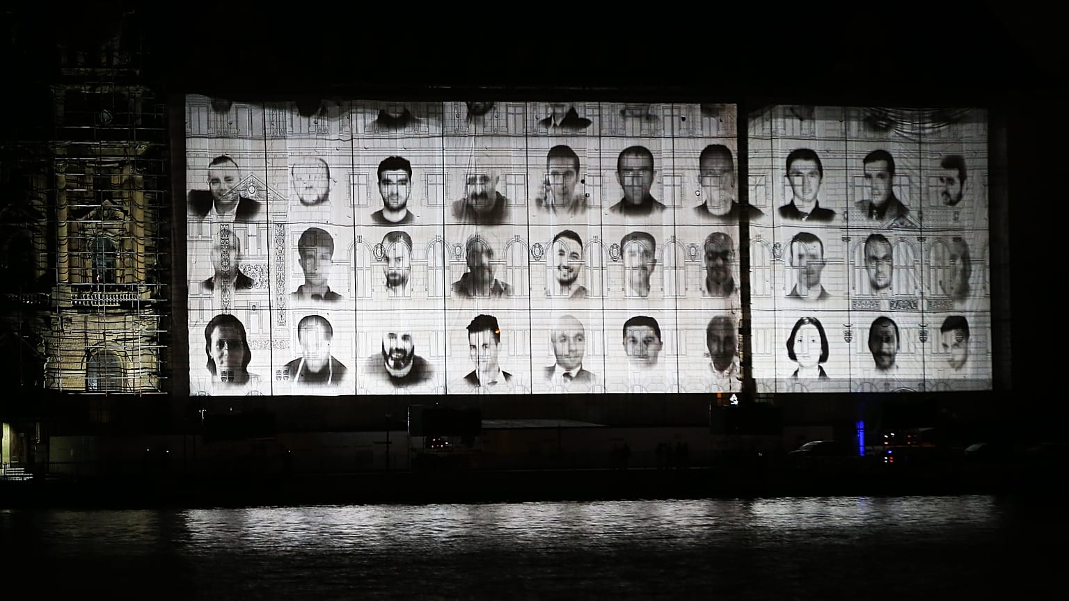 15 Temmuz şehit ve gazileri anısına Haydarpaşa Gar binasında düzenlenen mapping gösterisinden.