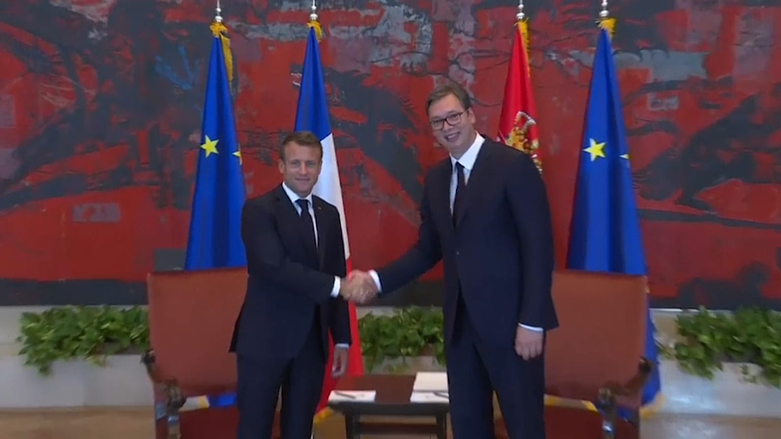 Emmanuel Macron poursuit sa visite dans les Balkans pour apaiser les tensions