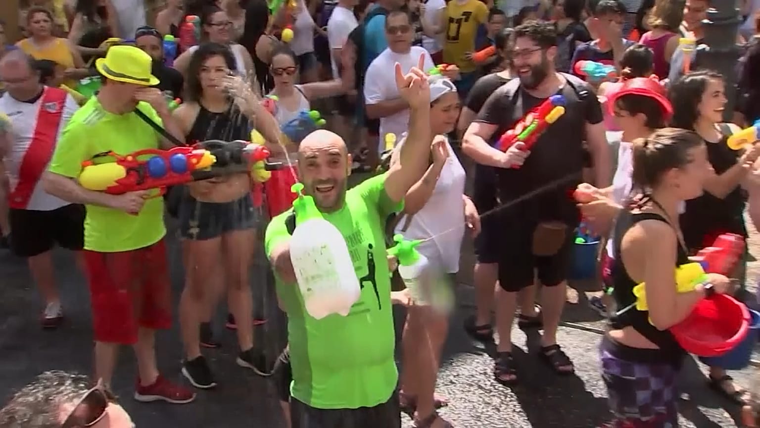 Madrid: Wasserschlacht bei 40 Grad