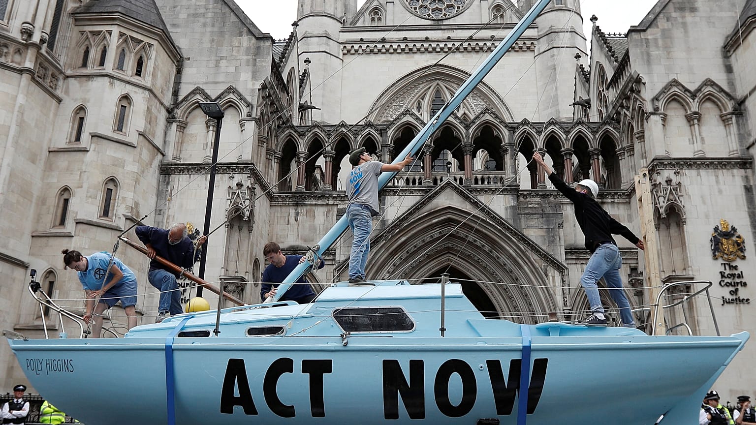 El barco frente a los Reales Tribunales de Justicia de Londres