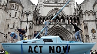 El barco frente a los Reales Tribunales de Justicia de Londres