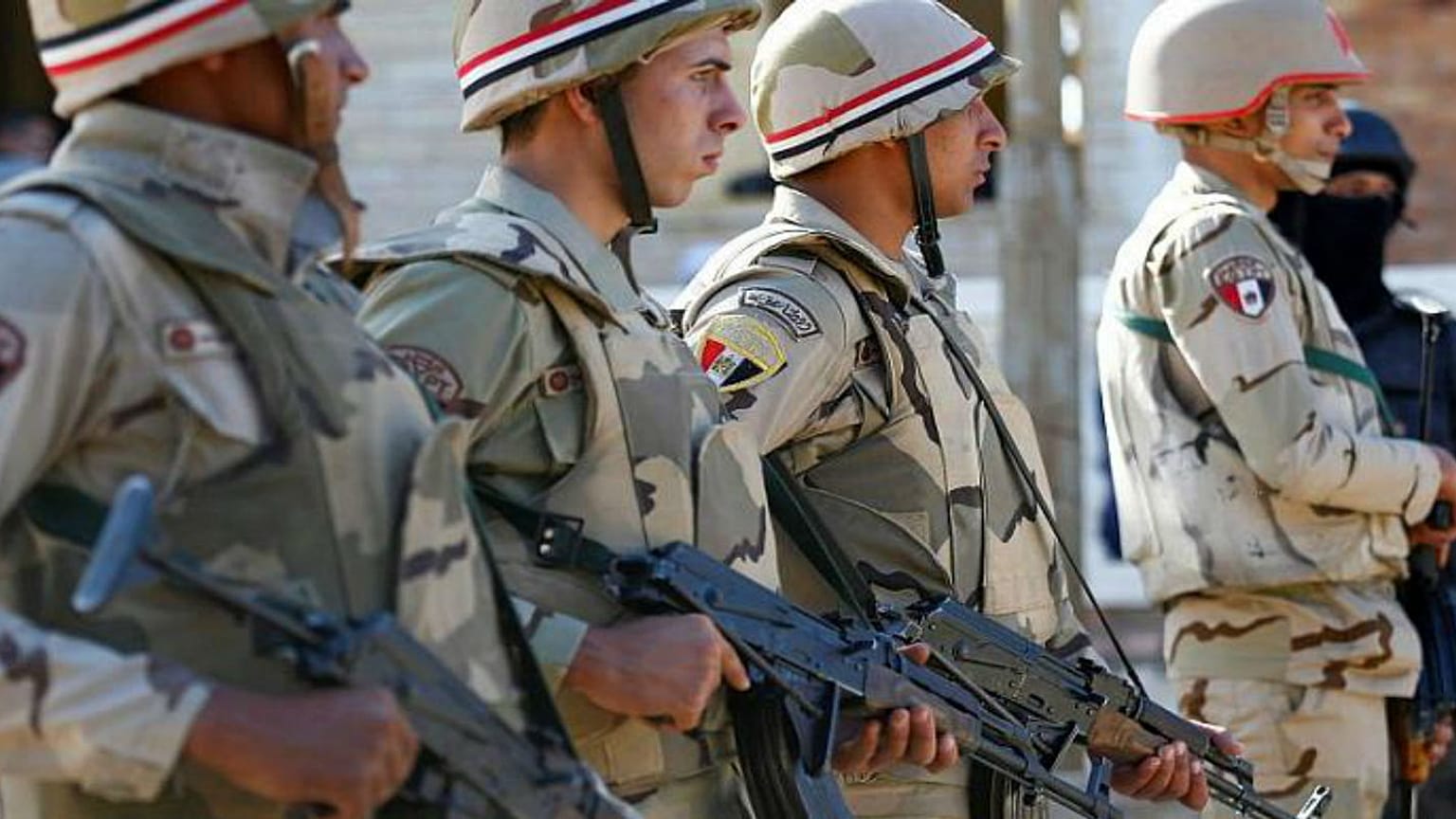 الكويت تسلم مصر ثمانية مطلوبين تقول إنهم على صلة بالإخوان المسلمين