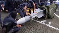Hitler, Rakete und 3 Festnahmen: Razzien gegen Neo-Nazis