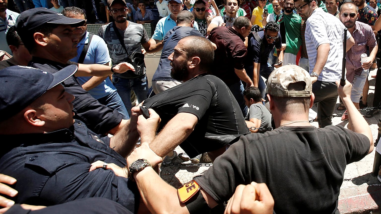 مصادر حكومية جزائرية تعلن إيقاف رئيس الديوان المهني للحبوب عن العمل