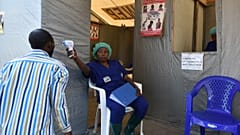 Pessoal médico realiza testes de despistagem de ébola no hospital de Goma
