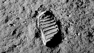 Photographie de Buzz Aldrin représentant l'une de ses empreintes de pas sur le sol lunaire 