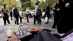 دلار در آستانه تک‌نرخی شدن؛ بازار آزاد و رسمی به هم رسیدند