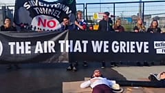 UK, blitz di attivisti "climatici" in 5 città britanniche 