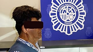 Βαρκελώνη: Έκρυβε μισό κιλό κοκαΐνης στο... περουκίνι του!