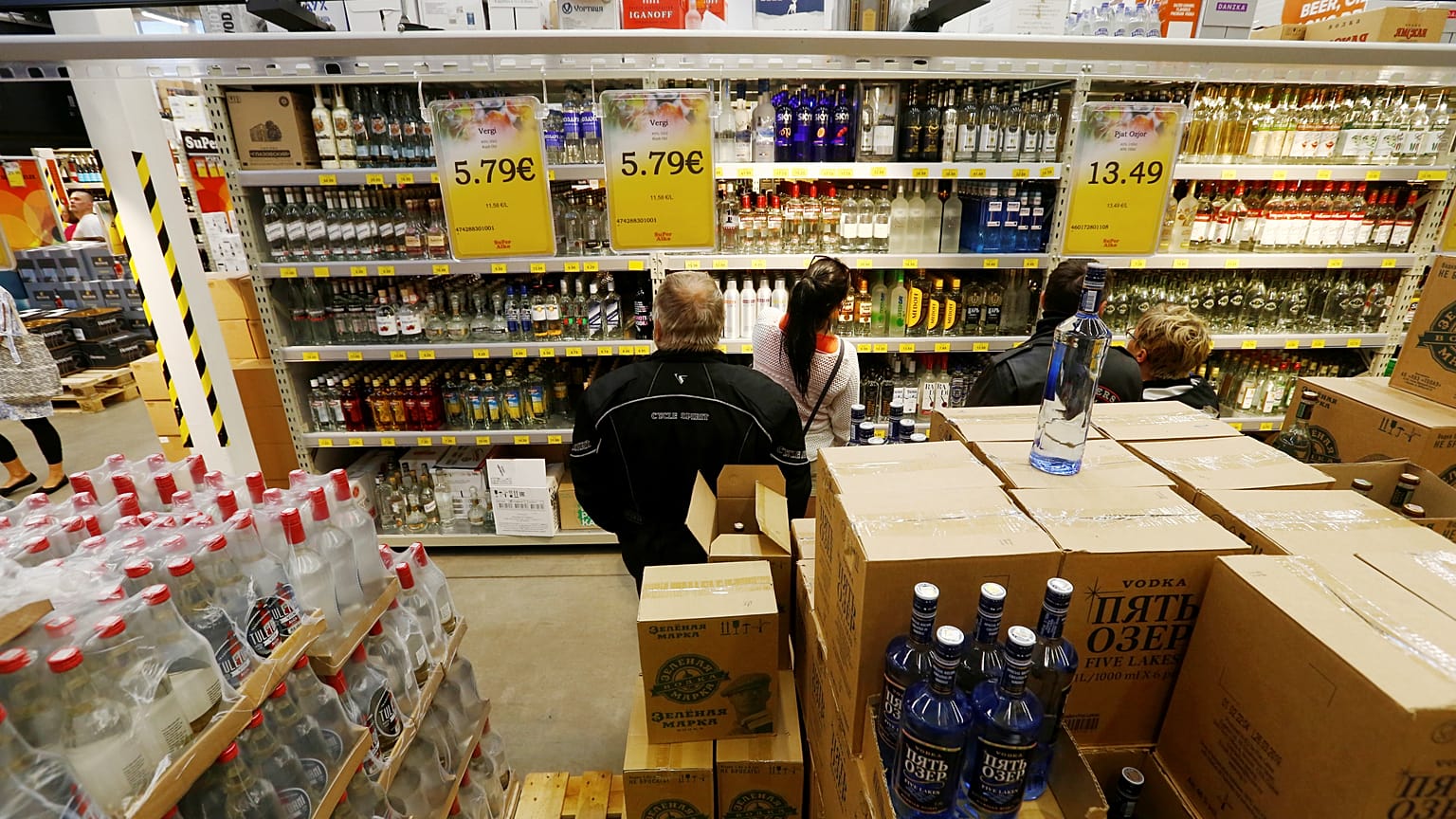  Una tienda de alcohol en Ainazi, Letonia, el 4 de julio de 2019 - REUTERS/Ints Kalnins