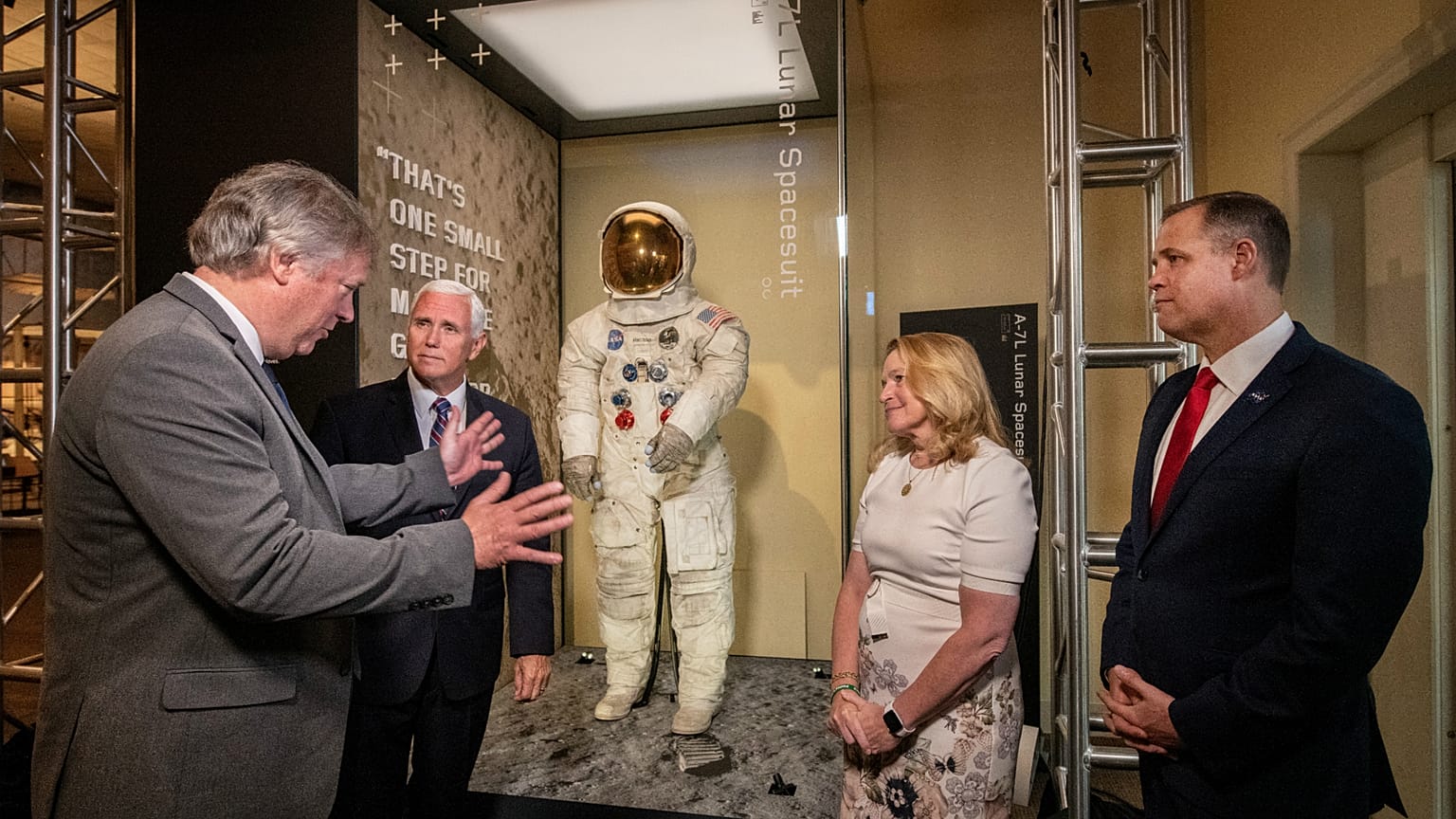 Ay'a yolculuğun 50. yılı: Neil Armstrong'un uzay giysisi 13 yıl aradan sonra müzede