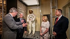 Ay'a yolculuğun 50. yılı: Neil Armstrong'un uzay giysisi 13 yıl aradan sonra müzede