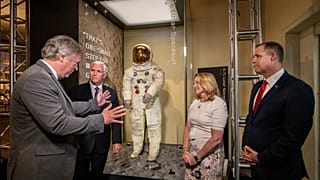 Ay'a yolculuğun 50. yılı: Neil Armstrong'un uzay giysisi 13 yıl aradan sonra müzede