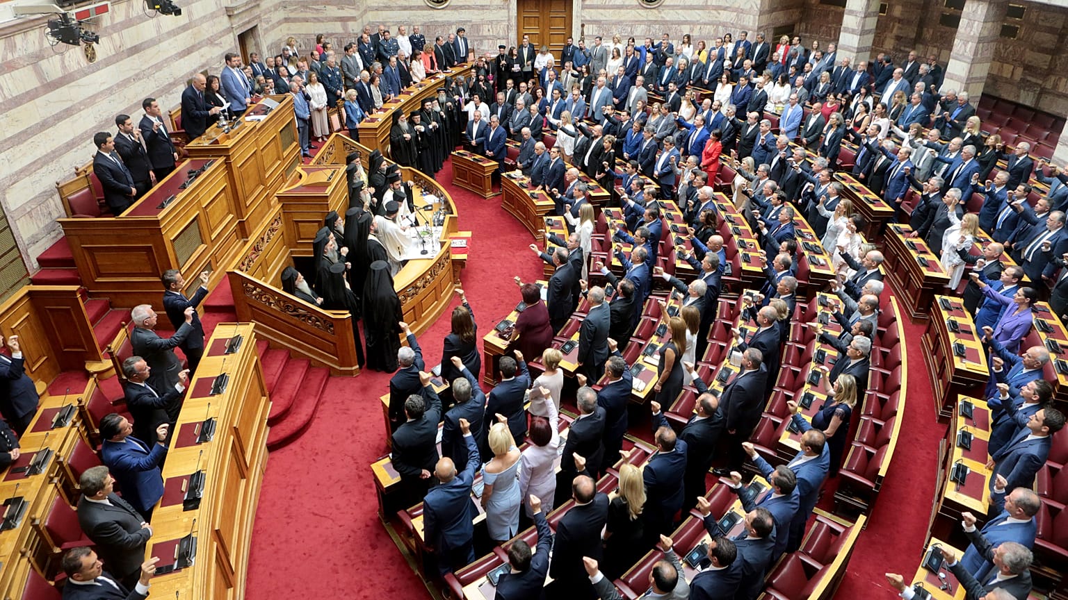Ορκίστηκαν οι 300 βουλευτές των έξι κομμάτων που εκλέχθηκαν στις τελευταίες εθνικές εκλογές της 7ης Ιουλίου.