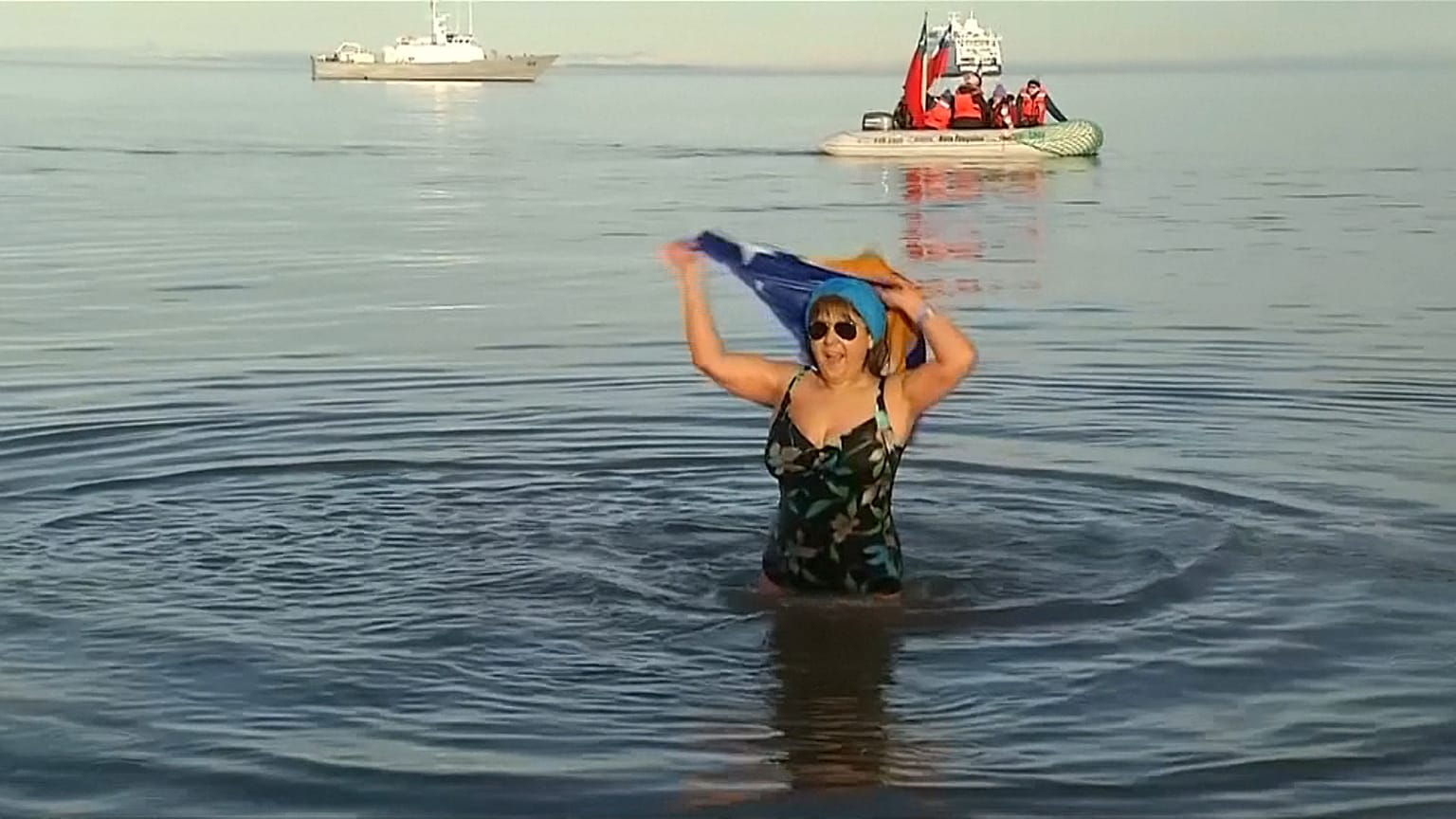 تشيليون يحتفلون بحلول فصل الشتاء بالغطس في المياه الباردة