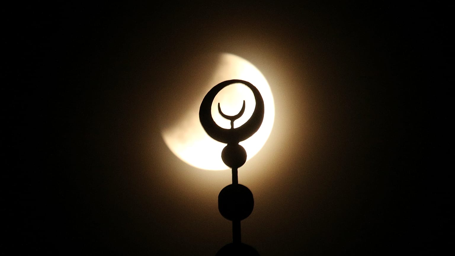خسوف القمر الجزئي كما شوهد في شبه جزيرة القرم