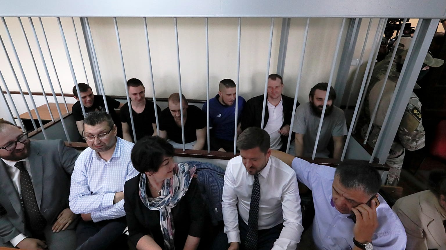 Суд продлил арест 6 из 24 украинских моряков, задержанных в Керченском проливе
