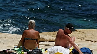 قصة حب.. بعد 71 عاماً من زواجهما يرحلان معاً في اليوم ذاته