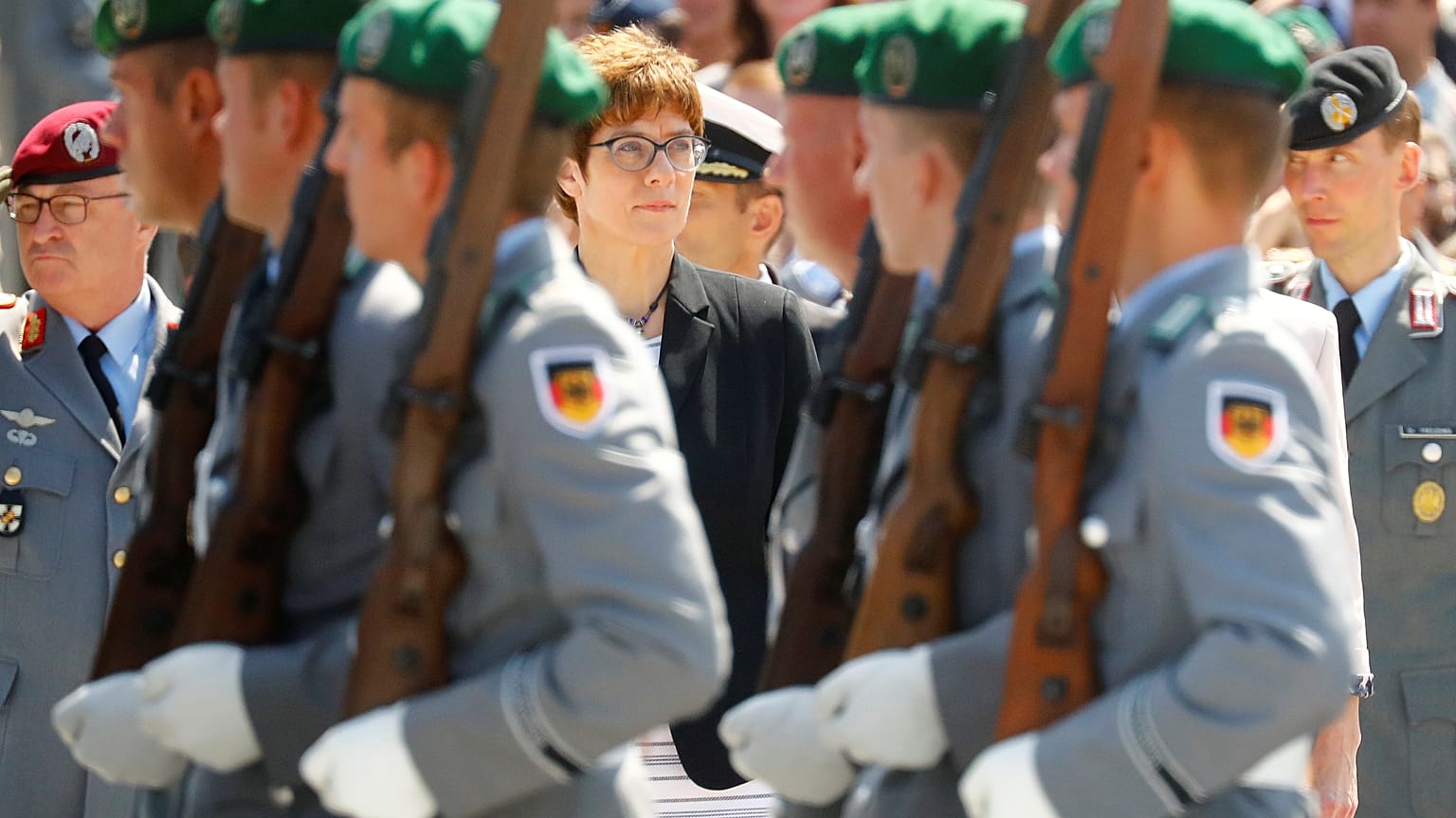 Twitter-Shitstorm gegen Kramp-Karrenbauer: #AKK47 