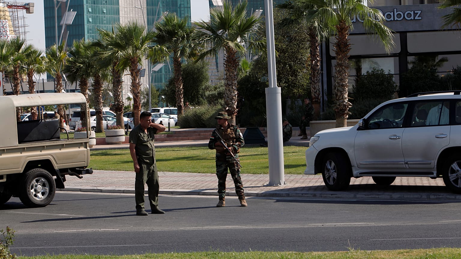 عناصر أمنية تابعة للقوات الكردية بالقرب من المطعم حيث جرى تبادل إطلاق النار 