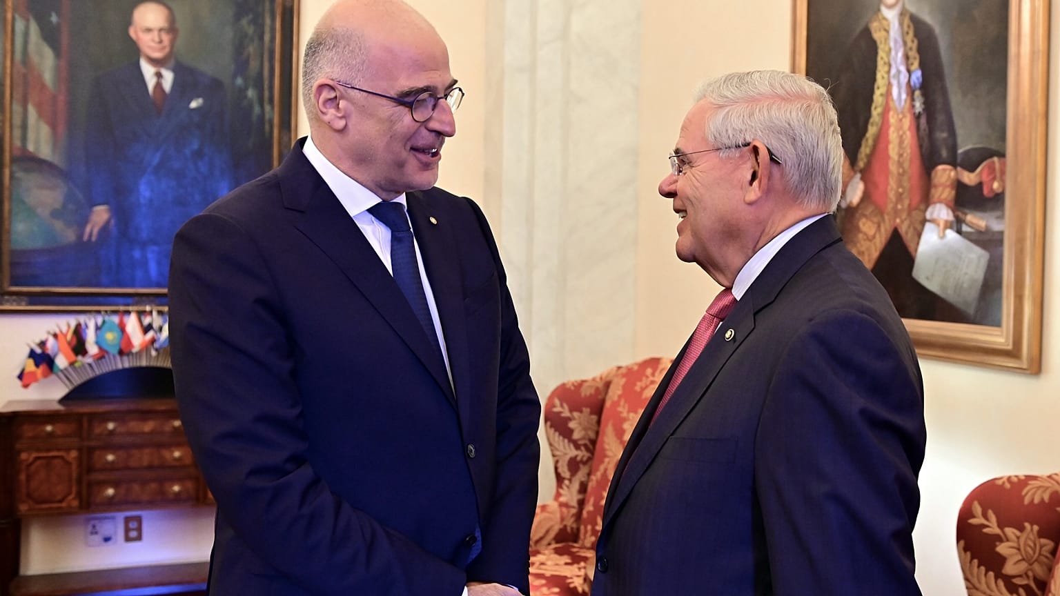 Ο υπουργός Εξωτερικών, Νίκος Δένδιας , συνομιλεί με τον Γερουσιαστή Ρόμπερτ Μενέντεζ, σε συνάντηση που είχαν, 2019, στην Ουάσιγκτον. 