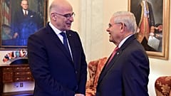 Ο υπουργός Εξωτερικών, Νίκος Δένδιας , συνομιλεί με τον Γερουσιαστή Ρόμπερτ Μενέντεζ, σε συνάντηση που είχαν, 2019, στην Ουάσιγκτον. 