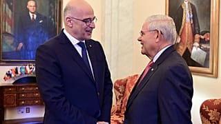 Ο υπουργός Εξωτερικών, Νίκος Δένδιας , συνομιλεί με τον Γερουσιαστή Ρόμπερτ Μενέντεζ, σε συνάντηση που είχαν, 2019, στην Ουάσιγκτον.
