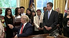 Trump zu Jesidin Murad: "Und Sie haben den Nobelpreis erhalten? Das ist unglaublich."