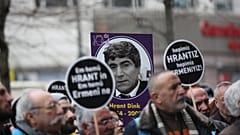 Люди держат плакаты на митинге по случаю 12-й годовщины смерти Гранта Динка (Стамбул, январь 2019 г.)