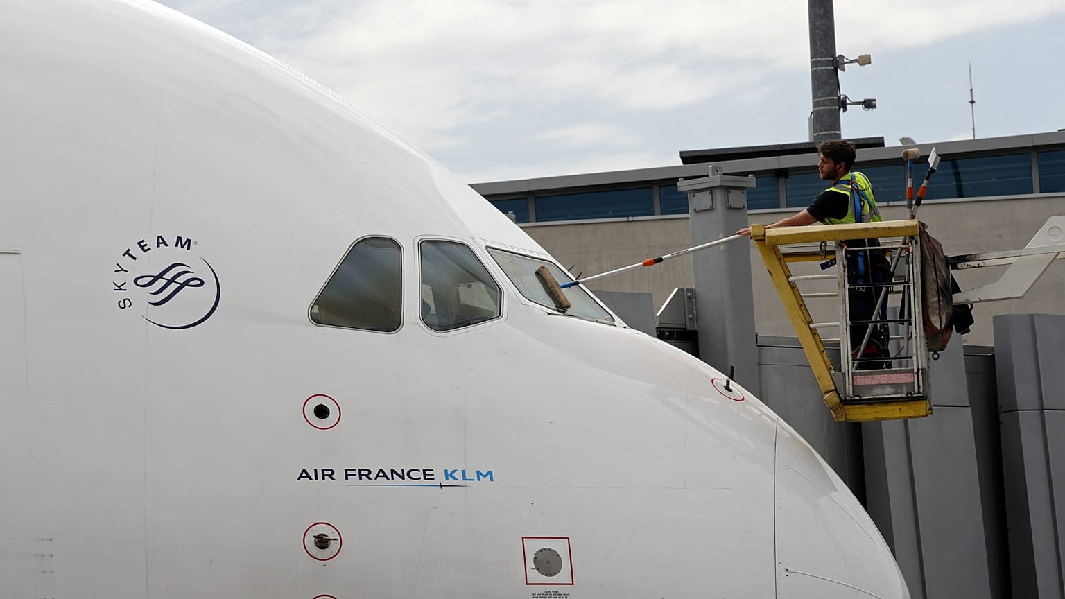KLM provoca una polémica al pedir a las madres que se cubran para dar el pecho