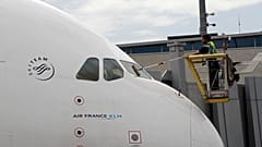 KLM provoca una polémica al pedir a las madres que se cubran para dar el pecho